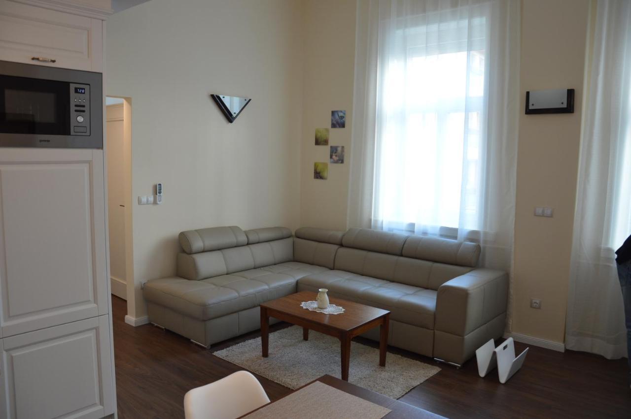 M2-Apartment Szombathely Exteriör bild